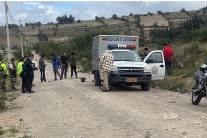 El cuerpo sin vida fue trasladado hasta la morgue del cementerio general de Latacunga.