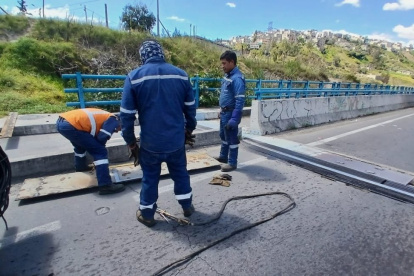 Trabajadores de la Empresa de Obras Públicas removieron las láminas metálicas y arreglaron ese tramo de la av. Simón Bolívar.