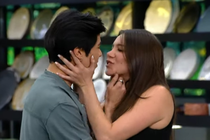 Naiza y Renkai sellan su romance con un beso tras la victoria en el reto de salvación de MasterChef Celebrity Ecuador.