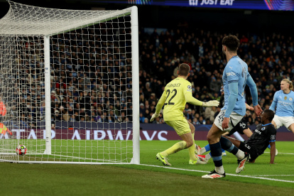 Manchester (United Kingdom), 29/01/2025.- Joel Ordonez (seated R) of Brugge scores an own goal during the UEFA Champions League match between Manchester City and Club Brugge in Manchester, Britain, 29 January 2025. (Liga de Campeones, Reino Unido) EFE/EPA/ADAM VAUGHAN