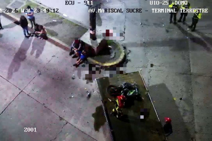 Dos personas perdieron la vida, tras el choque de la moto y el bus, en la avenida Mariscal Sucre, cerca del Terminal Quitumbe.