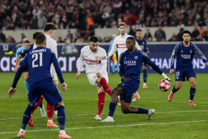 Willian Pacho del Paris Saint Germain sigue con vida en la Champions.