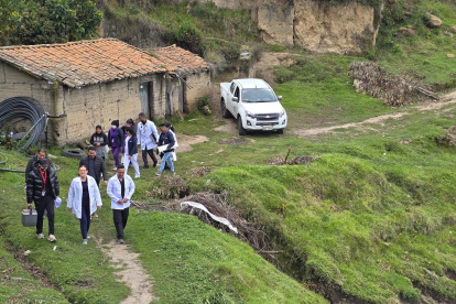 Según Salud, constantemente los médicos visitan las casas, socializando la alerta de dengue.