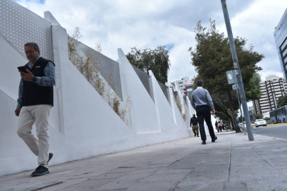 Por pedido de los padres de familia, el nuevo muro empezó a edificarse en octubre del año pasado.