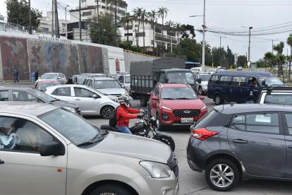 INTERSECIONES IMPORTANTES EN LA AVENIDA AMERICA, LA GASCA, LA Y AVENIDA GALO PLAZA LASSO QUE NO CUENTAN CON AGENTES DE LA ATM DURANTE APAGONES QUITO 28/10/2024 FOTOGRAFA :KARINA DEFAS PERIODISTA: STALIN CARRION AG- PERIODISTAS AG- GRANASA AG- GRANASA QUITO