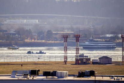 Equipos de emergencia operan en el río Potomac, cerca de los restos de un avión comercial que chocó con un helicóptero militar, en Washington, el 30 de enero de 2025.