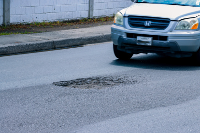 Hay baches en la bajada del Puente de la Unidad Nacional.
