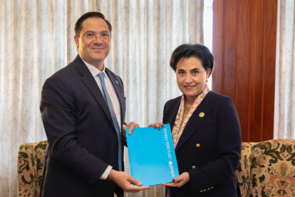 Arturo Romboli entrega sus cartas credenciales como representante de Unicef a la canciller Gabriela Sommerfeld.