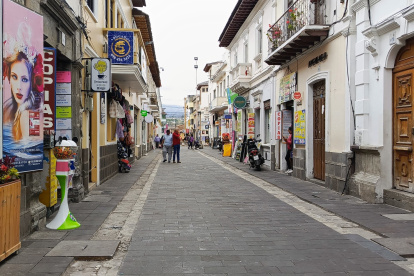 Las puertas de los locales comerciales se cierran temprano con lo que buscan evitar ser víctimas de la delincuencia.