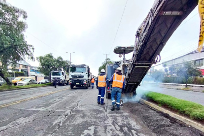 La maquinaria remueve la capa asfáltica deteriorada en los carriles centrales de la avenida Galo Plaza Lasso, norte de Quito.
