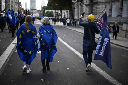 Los manifestantes portan banderas de la UE durante una marcha de reincorporación, mientras caminan hacia las Casas del Parlamento en el centro de Londres.