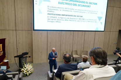 Exposición. Personajes públicos y especialistas dieron alternativas para solucionar la crisis eléctrica.