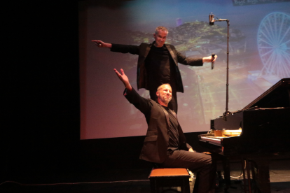 En 1996, los artistas alemanes Stephan Weh y Marcel Dorn conformaron el dúo Pianotainment.