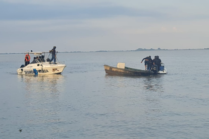 Asalto. Delincuentes fuertemente armados interceptaron embarcación.