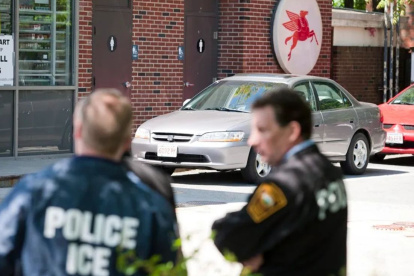 Agentes del Servicio de Control de Inmigración y Aduanas (ICE) de Estados Unidos se preparan para redadas para buscar indocumentados.