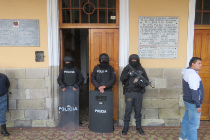 La Fiscalía allanó las oficinas del Municipio de Riobamba.