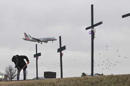 Roberto Márquez de Dallas, instala monumento improvisado para víctimas de la mortal colisión aérea cerca del Aeropuerto Nacional Reagan en Arlington, el 31 de enero de 2025.