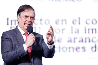 l secretario de Economía, Marcelo Ebrard, habla en la rueda de prensa de la presidenta de México Claudia Sheinbaum este viernes, en el Palacio Nacional en la Ciudad de México (México).