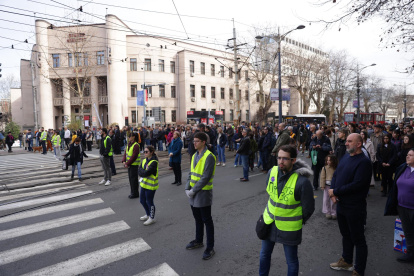 Los manifestantes observan un silencio de quince minutos para honrar a las víctimas del accidente en la estación de tren de Novi Sad, frente a la Facultad de Derecho en Belgrado, Serbia, 29 de enero de 2025.