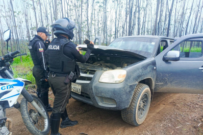 En esta camioneta se movilizaban los delincuentes que atacaron al sargento de la Policía.