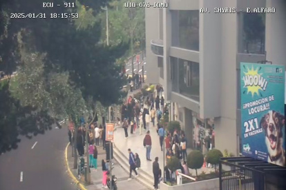 En las avenidas De Los Shyris y Eloy Alfaro, las personas evacuaron los edificios durante el fuerte temblor registrado en Quito este 31 de enero.