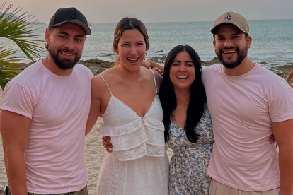 Alejandra con su novio, además Pablo Ruales y su esposa.