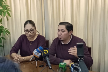 Carlos Aulla durante la rueda de prensa en su domicilio, asegurando que sigue siendo concejal y que no tiene nada que esconder.