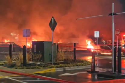 El momento del accidente aéreo en Filadelfia, donde un avión pequeño se estrelló en una zona residencial, causando una explosión y varias víctimas.