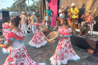 Actividades. A más de danza, Flor de Mangle enseña teatro, música.