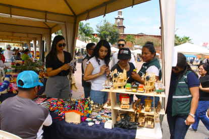 Exposición. Los detalles de las artesanías atraían al público.