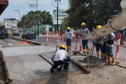 Una grupo de trabajadores del Municipio realizan los trabajos