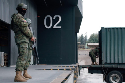 Militares dan seguridad a material electoral del 9 de febrero.