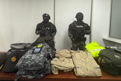 La Policía retuvo los uniformes encontrados tras la detención.