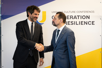 UZHGOROD (UCRANIA), 01/02/2025.- El ministro español de Cultura, Ernest Urtasun (i), saluda a su homólogo ucraniano, Mykola Tochytskyi (d), este sábado en la "Conferencia Cultural de Ucrania: Cooperación para la Resiliencia", dedicada a abordar la reconstrucción del país y organizada en la ciudad de Úzhgorod EFE/Ministerio de Cultura SOLO USO EDITORIAL/SOLO DISPONIBLE PARA ILUSTRAR LA NOTICIA QUE ACOMPAÑA (CRÉDITO OBLIGATORIO)