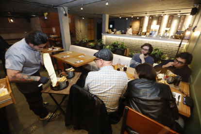 Expectativa. El momento de colocar el queso fundido sobre las hamburguesas es el más esperado por los comensales.