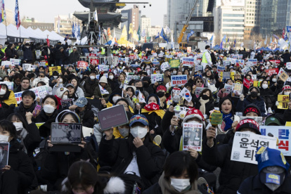 Los manifestantes gritan "Derriben a Yoon Suk Yeol" durante una manifestación exigiendo la renuncia del presidente surcoreano, Yoon, en Seúl, Corea del Sur, el 1 de febrero de 2025.