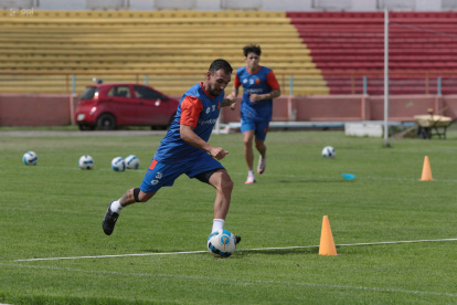 El volante argentino es ya un líder en el Deportivo Cuenca, equipo al que llegó en 2019. Va a cumplir su sexta temporada con los australes.