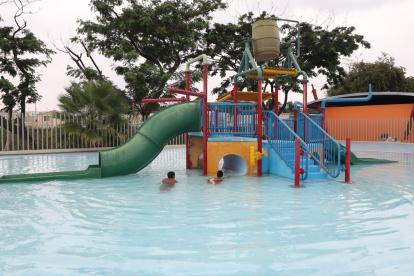 Inoperativo. El personal del Parque Multipropósito El Fortín llena de agua este espacio para que los menores se recreen, aunque este no funcione por la falta de mantenimiento.