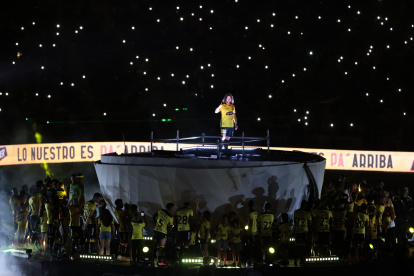 Carles Puyol salió desde el centro de una esfera ubicada en la mitad de la cancha del estadio monumental