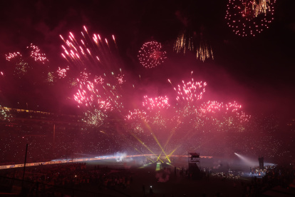 Juegos pirotécnicos dentro y fuera del estadio Monumental en la Noche Amarilla 2025