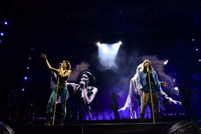 Hanna y Ashley abriendo su concierto con gran energía ante su público en Guayaquil.