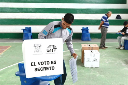 Foto representativa, a días de las elecciones Ecuador 2025.