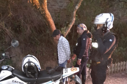 Robo. Vecinos detuvieron a un hombre que intentaba robar un vehículo.