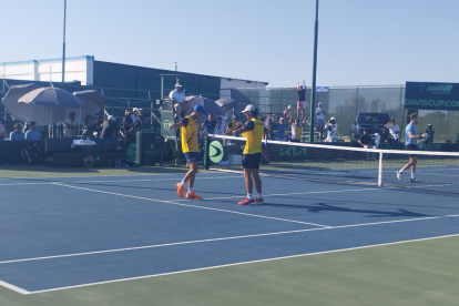 Los tenistas ecuatorianos Andrés Andrade y Diego Hidalgo celebran su victoria en dobles ante Uruguay en los Playoffs de la Copa Davis.