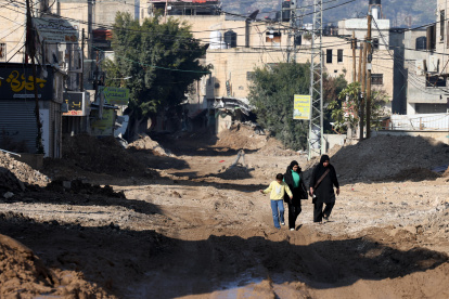 Jenin (-), 02/02/2025.- People walk on a street filled with rubble following an Israeli military operation in the West Bank city of Jenin, 02 February 2025. Over two dozen Palestinians have been killed, according to the Palestinian Ministry of Health, and one Israeli soldier killed, according to the Israeli army, since the start of the Israeli military operation in Jenin on 21 January 2025. (Yenín) EFE/EPA/ALAA BADARNEH