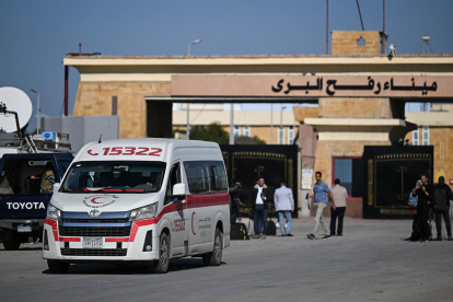 Vehículos con destino a la Franja de Gaza en el paso fronterizo de Rafah entre la Franja de Gaza y Egipto, el 1 de febrero de 2025