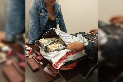 Revisión de equipaje de mujer que arribó a Quito.