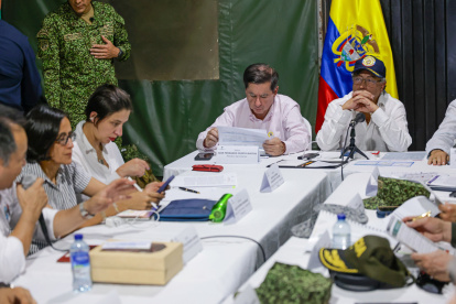 AME5725. EL TARRA (COLOMBIA), 31/01/2025.- Fotografía cedida por la oficina de prensa de la Presidencia de Colombia del mandatario colombiano Gustavo Petro (d) junto al ministro del Interior, Juan Fernando Cristo (c), durante un Consejo de Seguridad y Paz este viernes, en El Tarra (Colombia). La delegación del Gobierno de Colombia en los diálogos de paz con el Ejército de Liberación Nacional (ELN) pidió este viernes a esa guerrilla que cese la violencia en la región del Catatumbo, en la que libra desde el 16 de enero una sangrienta disputa con el Frente 33 de las disidencias de las FARC. EFE/ Presidencia de Colombia/ SOLO USO EDITORIAL/SOLO DISPONIBLE PARA ILUSTRAR LA NOTICIA QUE ACOMPAÑA (CRÉDITO OBLIGATORIO)