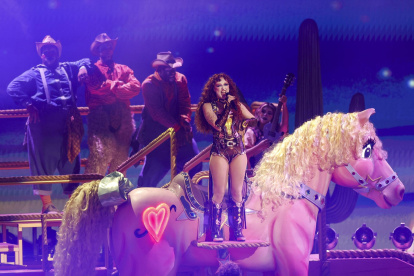 La cantante estadounidense Chappell Roan (C).