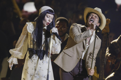 Los cantantes estadounidenses Lady Gaga (I) y Bruno Mars (D) actúan durante la 67ª ceremonia anual de los Premios Grammy en el Crypto.com Arena de Los Ángeles, California, EE.UU., el 02 de febrero de 2025.